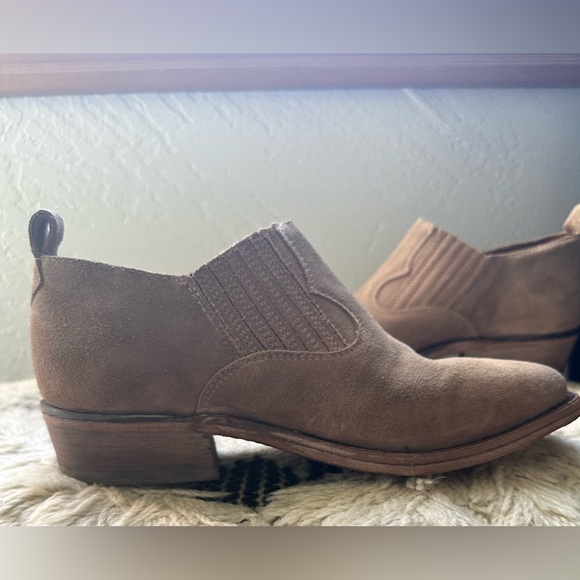 FRYE Billy Tan Suede Shootie. Women’s Size 7.5. Slip-on bootie. Western, Boho - Picture 6 of 12